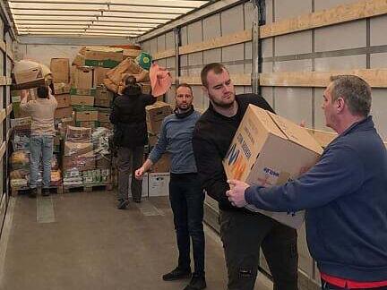 Endlich werden alle Spenden ausgeladen.