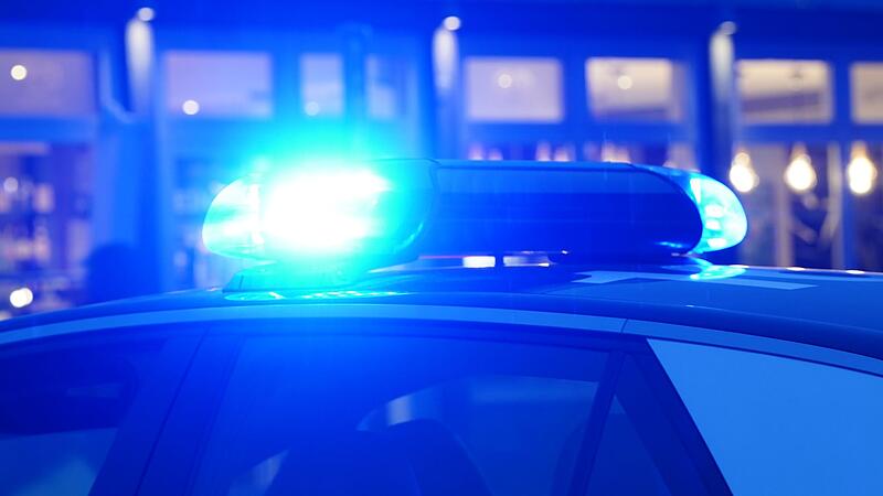 Ein Streifenwagen der Polizei mit eingeschaltetem Blaulicht