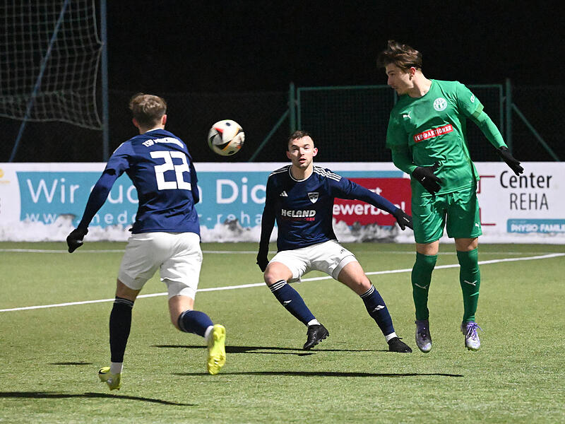 Der Neudrossenfelder Marin Hrgota kommt gegen Mönchröden zum Kopfball. Der Neudrossenfelder Marin Hrgota kommt gegen Mönchröden zum Kopfball.