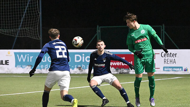 Der Neudrossenfelder Marin Hrgota kommt gegen M&ouml;nchr&ouml;den zum Kopfball.