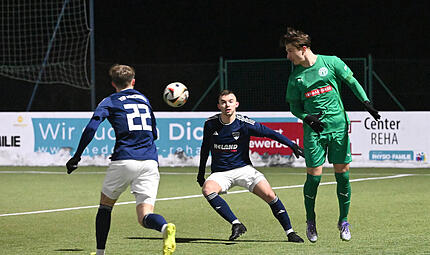 Der Neudrossenfelder Marin Hrgota kommt gegen M&ouml;nchr&ouml;den zum Kopfball.