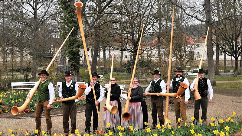 Die Alphorngruppe (von links) Wolfgang Hohmann (Eichenzell), Martin Koch (Bad Neustadt), Roland Hahn (Unterebersbach), Petra Schmitt (Modlos), Priska Kolbeck (Mitgenfeld), Thomas Schmitt (Modlos), Harald Breitenfeld (Bad Kissingen), Wolfgang Röhr...