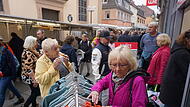 Mantelsonntag mit Herbstmarkt und verkaufsoffenen Geschäften in Bad Kissingen. Mantelsonntag mit Herbstmarkt und verkaufsoffenen Geschäften in Bad Kissingen.