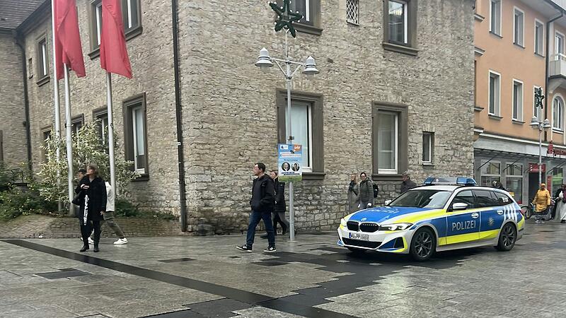 Am 26. November wurden von der Polizei eine Bankfiliale am Schweinfurter Roßmarkt sowie mehrere Privatanwesen durchsucht. Ein Mitarbeiter soll Kunden um mehrere hunderttausend Euro betrogen haben, er sitzt nun in Untersuchungshaft. Am 26. November wurden von der Polizei eine Bankfiliale am Schweinfurter Roßmarkt sowie mehrere Privatanwesen durchsucht. Ein Mitarbeiter soll Kunden um mehrere hunderttausend Euro betrogen haben, er sitzt nun in Untersuchungshaft. 