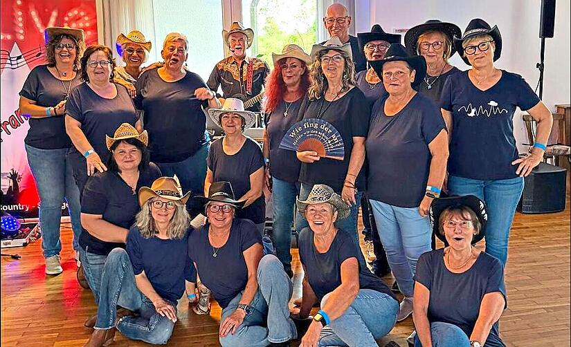 Seit zehn Jahren gibt es in Nüdlingen Line-Dance. Die Abteilung des TSV feierte jetzt ihr Jubiläum.Andre Iff Seit zehn Jahren gibt es in Nüdlingen Line-Dance. Die Abteilung des TSV feierte jetzt ihr Jubiläum.Andre Iff