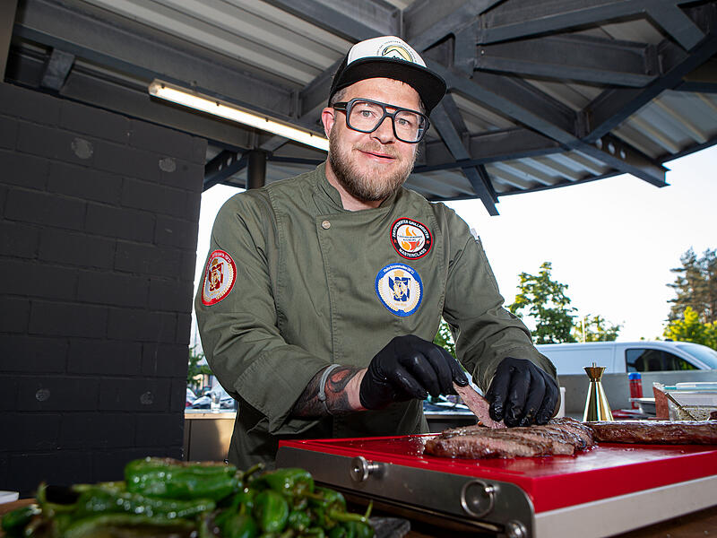 Grillmeister und Fleisch-Sommelier Tobias Krause.Grill-Workshop