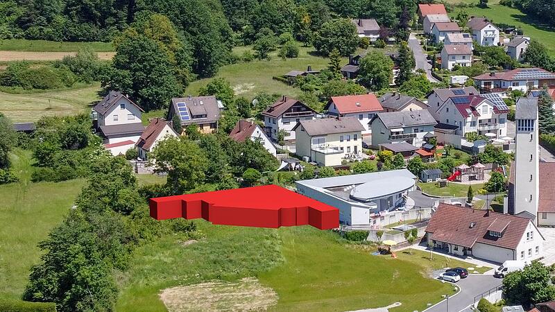 Der katholische Kindergarten St. Marien in der Marienstra&szlig;e in Sonnefeld wird erweitert. Das bestehende Geb&auml;ude wird spiegelverkehrt, wie hier in rot eingezeichnet,  angebaut.