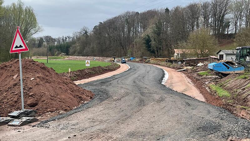 Von Grund auf erneuert wird die Staatsstra&szlig;e 2281 von Kirchlauter bis zur Hasenm&uuml;hle. Hier ein Blick auf die neue Trasse durch den Lautergrund, die schon ihren Unterbau erhalten hat.