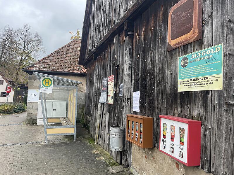 Möhrendorf Möhrendorf scheint wie jede typische Gemeinde in Deutschland. An der Bushaltestelle in Möhrendorf sind ein paar alte Aushänge neben den Kaugummiautomaten an einer Scheune aufgehängt. Wer würde darauf kommen, dass hier Deutschlands Gutverdiener leben?