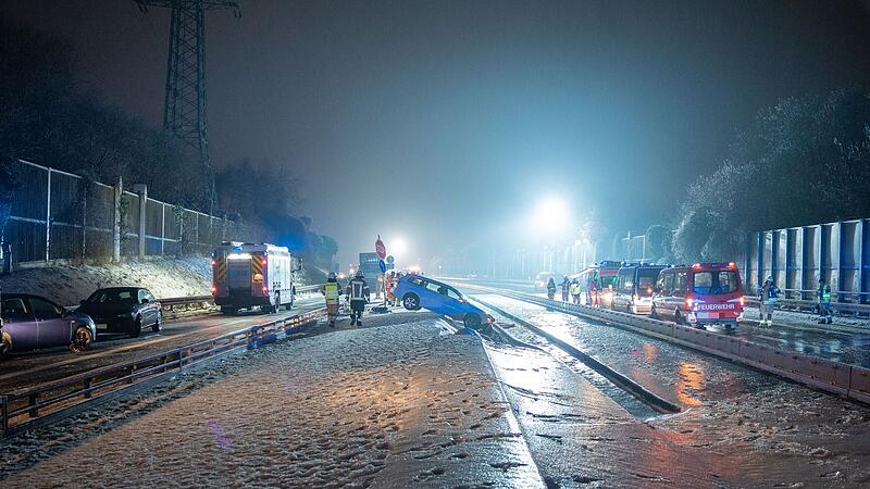Massenkarambolage mit 21 Verletzten: Blitzeis-Chaos auf der B173Unfall auf der B173 bei Lichtenfels Massenkarambolage mit 21 Verletzten: Blitzeis-Chaos auf der B173Unfall auf der B173 bei Lichtenfels