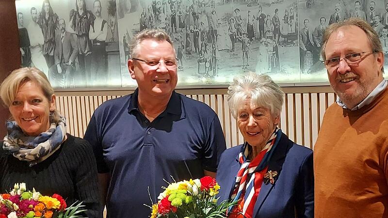 Ehrung beim Bamberger Skiclub, im Bild Barbara Müller Deusel, Wolfgang Schubert (Vorsitzender), Ilse Deparade und Lothar Mazurek (Zweiter Vorsitzender). Ehrung beim Bamberger Skiclub, im Bild Barbara Müller Deusel, Wolfgang Schubert (Vorsitzender), Ilse Deparade und Lothar Mazurek (Zweiter Vorsitzender).