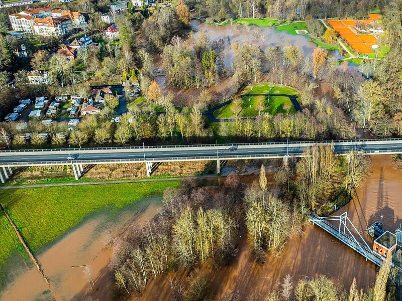 Die Südbrücke in Bad Kissingen muss abgerissen werden. Der Neubau wird breiter, mit drei statt aktuell zwei Fahrstreifen. Die Südbrücke in Bad Kissingen muss abgerissen werden. Der Neubau wird breiter, mit drei statt aktuell zwei Fahrstreifen.