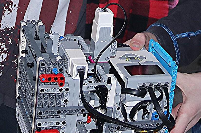 Von diesem Roboter, den die Forscher des FRG-Ebern per Computer programmierten, werden alle Arbeitsabl&auml;ufe von &bdquo;Cargo Connect&ldquo; gesteuert.