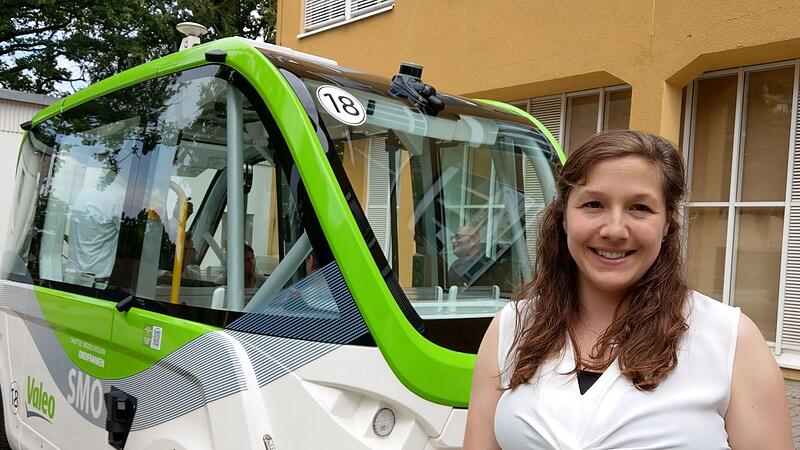 Professorin Alisa Lindner vor dem autonomen Shuttle, das normalerweise im Testbetrieb durch Kronach gondelt. Am Freitag fuhr es durch den Campus Friedrich Streib in Coburg. Anlass war der Wissenschaftstag der Metropolregion.