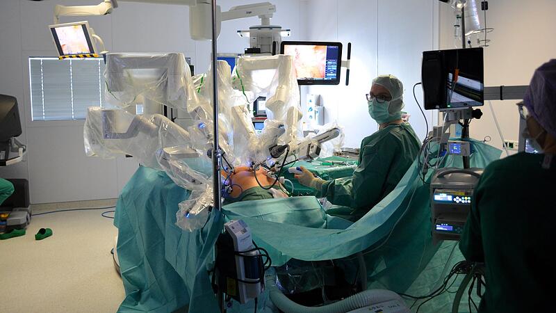 Roboter-OP am Klinikum Bamberg Bereits seit 2018 werden am Klinikum Bamberg roboterassistierte Operationen durchgeführt.
