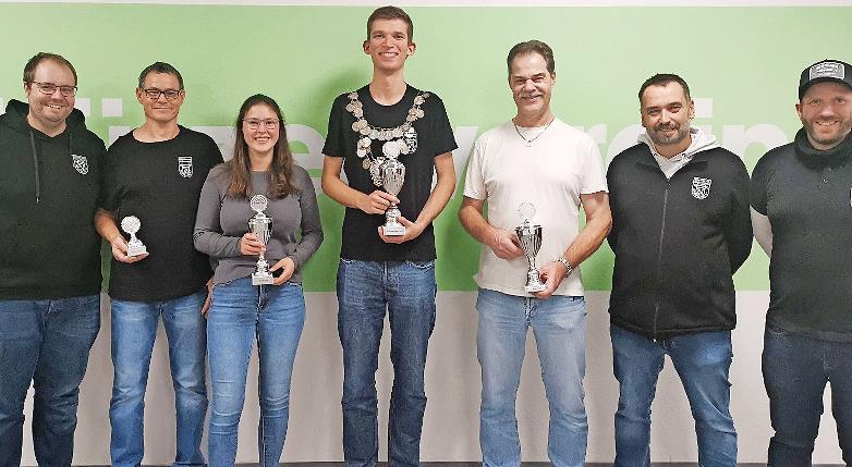 Das Königshaus: (von links) 1. Sportleiter Benedikt Müller-Bohley, Schwanzkönig André Schneider, 1. Ritter Mia Schneider, Schützenkönig Philipp Kirchner, 2. Ritter Jürgen Wohlfart, 1. Schützenmeister Alexander Porkristl und 2. Sportleiter Ingo Linke.
