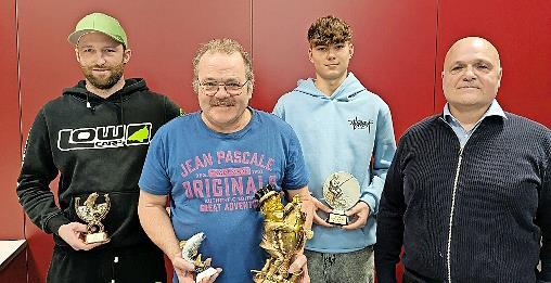 Ehrungen für die Sieger des Vereins- und Hegefischens: (von links) Steffen Etzel, Wolfgang Gabel – Anglerkönig, Max Blasius und Vorsitzender Uwe Kiesel. Ehrungen für die Sieger des Vereins- und Hegefischens: (von links) Steffen Etzel, Wolfgang Gabel – Anglerkönig, Max Blasius und Vorsitzender Uwe Kiesel.