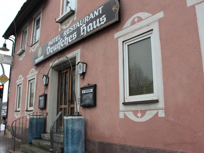 Das ehemalige Hotel Restaurant Deutsches Haus in Bad Br&uuml;ckenau steht wieder zum Verkauf.