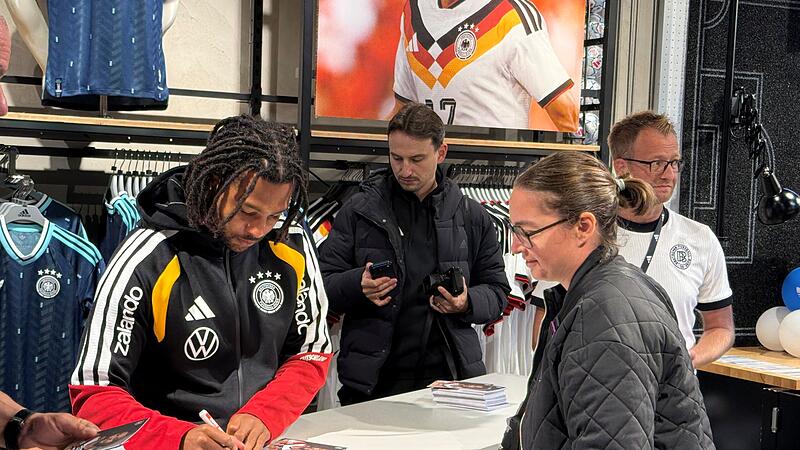 Autogrammstunde Serge GnabryBildergalerie Autogrammstunde Serge Gnabry