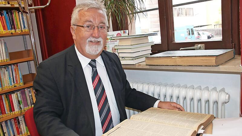 Josef Urban beim Recherchieren in Zeitungsb&auml;nden im Lichtenfelser Stadtarchiv