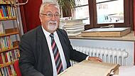 Josef Urban beim Recherchieren in Zeitungsbänden im Lichtenfelser Stadtarchiv
