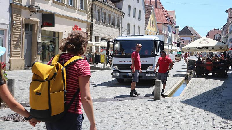 Wohl noch bis Mitte August müssen Autos und Baufahrzeuge aus der Burgerhofstraße durch die Hauptstraße in Forchheim fahren.Forchheim & Fränkische Schweiz Wohl noch bis Mitte August müssen Autos und Baufahrzeuge aus der Burgerhofstraße durch die Hauptstraße in Forchheim fahren.Forchheim & Fränkische Schweiz