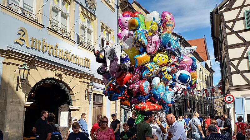 Bei strahlendem Sonnenschein genie&szlig;en die Besucher den letzten Kerwa-Tag.