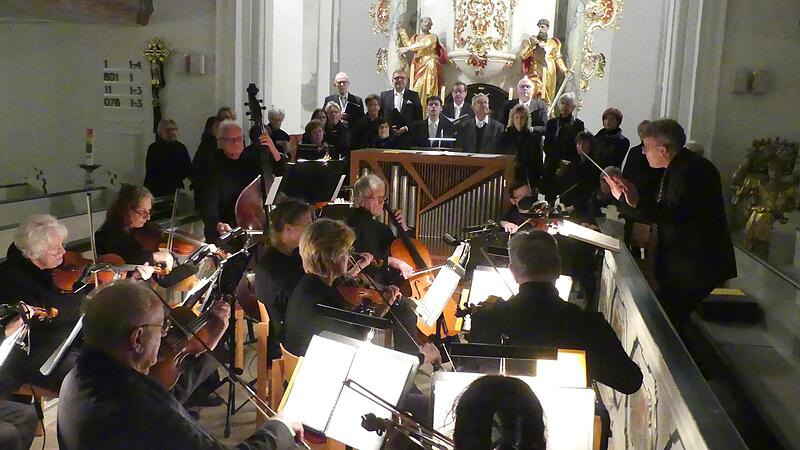 Der Trebgaster Johannes-Chor und das Kulmbacher Kammerorchester kündigten die Geburt Jesu an.