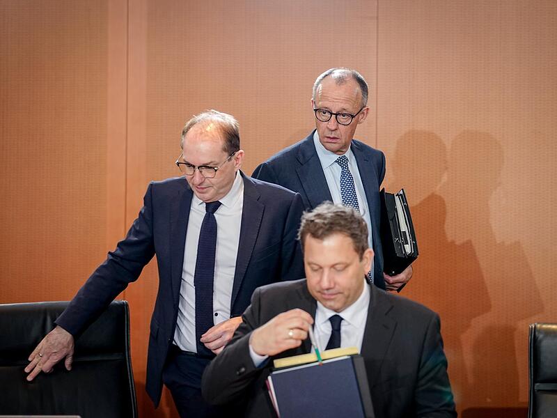 Innenminister Alexander Dobrindt (CSU),  Kanzler Friedrich Merz (CDU) und Finanzminister Lars Klingbeil (SPD),  Vizekanzler und SPD-Bundesvorsitzender, nehmen an der Sitzung des Bundeskabinetts im Bundeskanzleramt teil.