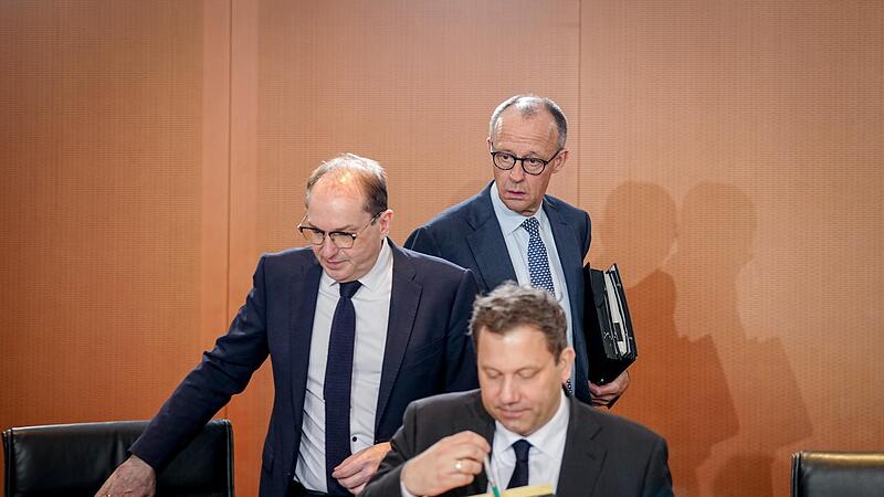 Innenminister Alexander Dobrindt (CSU),  Kanzler Friedrich Merz (CDU) und Finanzminister Lars Klingbeil (SPD),  Vizekanzler und SPD-Bundesvorsitzender, nehmen an der Sitzung des Bundeskabinetts im Bundeskanzleramt teil.