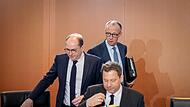 Innenminister Alexander Dobrindt (CSU),  Kanzler Friedrich Merz (CDU) und Finanzminister Lars Klingbeil (SPD),  Vizekanzler und SPD-Bundesvorsitzender, nehmen an der Sitzung des Bundeskabinetts im Bundeskanzleramt teil.