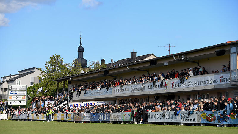 Relegation zur Landesliga: Der FC Sand (wei&szlig;e Trikots) entschied das Derby gegen die DJK Dampfach vor knapp 1800 Zuschauern mit 1:0 f&uuml;r sich.