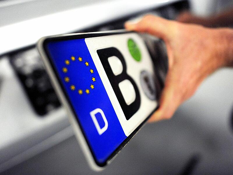 Gegen 22:00 Uhr kontrollierten die Beamten einen Opel mit Kennzeichen aus Unna. Bei der &Uuml;berpr&uuml;fung stellte sich heraus, dass die Schilder durch einen Diebstahl abhandengekommen waren. Symbolbild:  Maurizio Gambarini/dpa