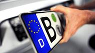 Gegen 22:00 Uhr kontrollierten die Beamten einen Opel mit Kennzeichen aus Unna. Bei der &Uuml;berpr&uuml;fung stellte sich heraus, dass die Schilder durch einen Diebstahl abhandengekommen waren. Symbolbild:  Maurizio Gambarini/dpa