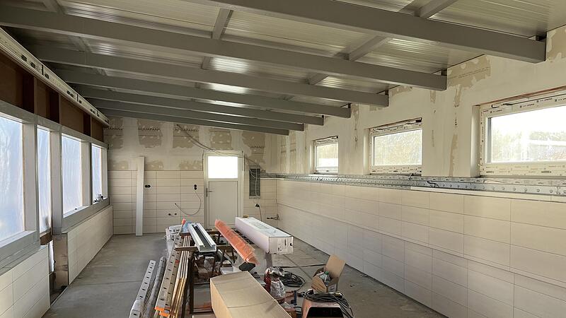 Die Festplatzhalle dürfte bis zu den Festmonaten im Freien fertiggestellt sein. Der Verputz und der Einbau der Rollos sind die nächsten Arbeiten, die anfallen.