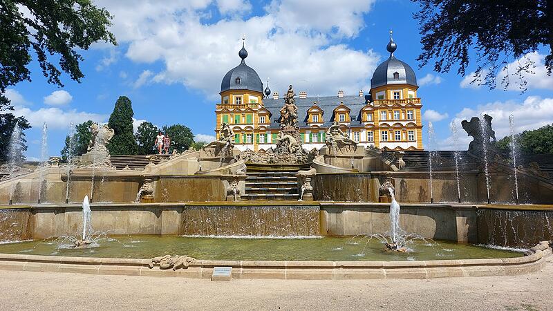 Der in Schloss Seehof k&uuml;rzlich restaurierte Brunnen mit den Wasserspielen, die Sp&auml;trokoko-Kaskade im S&uuml;den des Schlossparks, erfreut sich bei den Besuchern gro&szlig;er Beliebtheit.