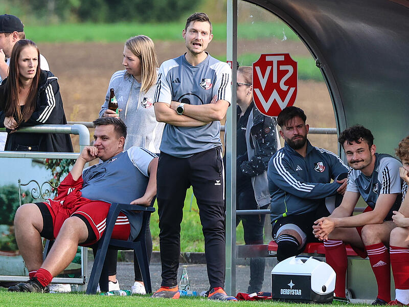 Weißenbrunns Trainer Sebastian Tresch war in der ersten Halbzeit mit der Chancenverwertung nicht zufrieden.