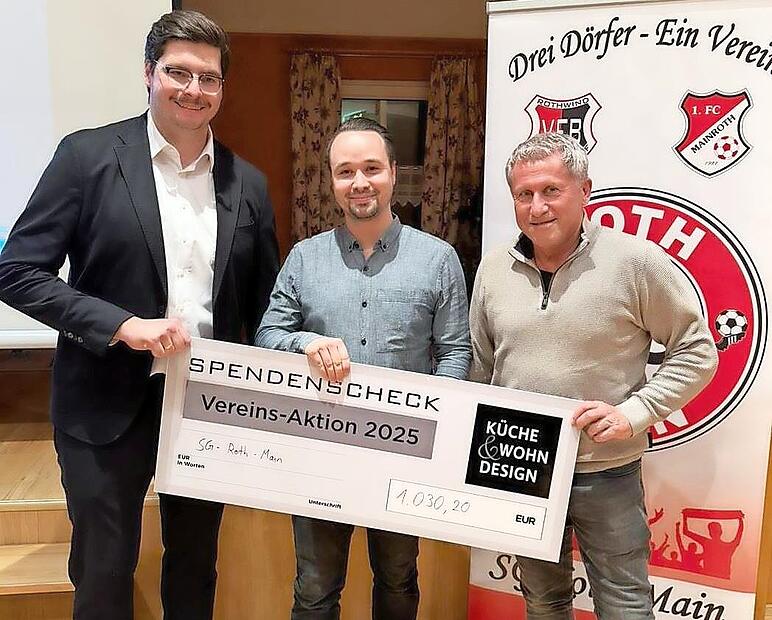 Vorsitzender Daniel Vonbrunn (von links), Fabio Turdi und Rudi Grie&szlig;er von &bdquo;K&uuml;che&Wohn Design&ldquo; bei der Spenden&uuml;bergabe.