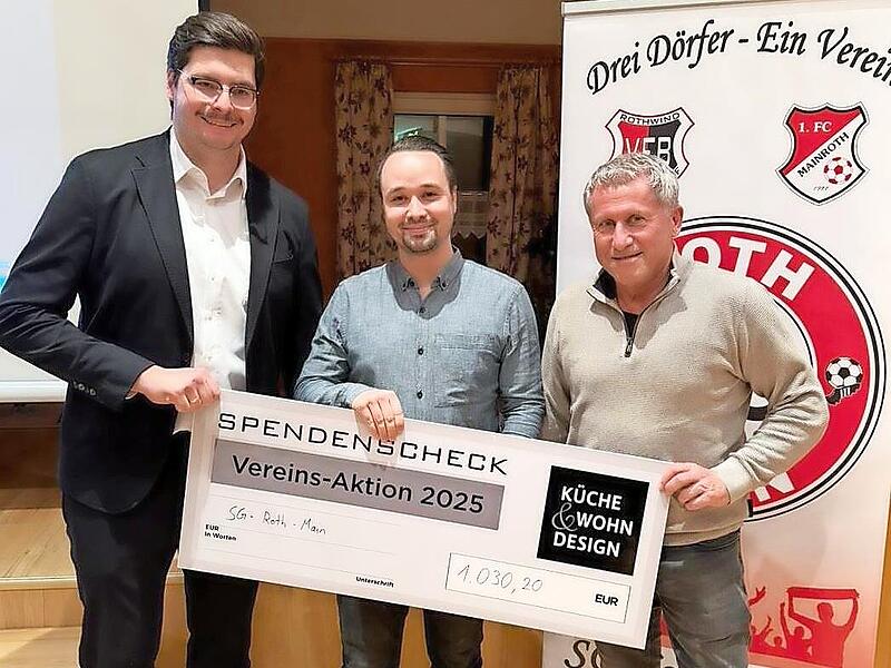 Vorsitzender Daniel Vonbrunn (von links), Fabio Turdi und Rudi Grie&szlig;er von &bdquo;K&uuml;che&Wohn Design&ldquo; bei der Spenden&uuml;bergabe.