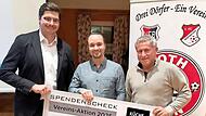 Vorsitzender Daniel Vonbrunn (von links), Fabio Turdi und Rudi Grie&szlig;er von &bdquo;K&uuml;che&Wohn Design&ldquo; bei der Spenden&uuml;bergabe.