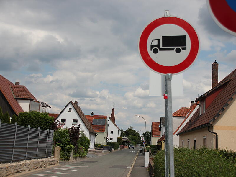 Mittlerweile ist ein Durchfahrverbot für LKW an der „Hohe Straße“ ausgeschildert. Das entspricht einem Verbot für alle Fahrzeuge über 3,5 Tonnen.