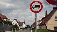 Mittlerweile ist ein Durchfahrverbot für LKW an der „Hohe Straße“ ausgeschildert. Das entspricht einem Verbot für alle Fahrzeuge über 3,5 Tonnen.