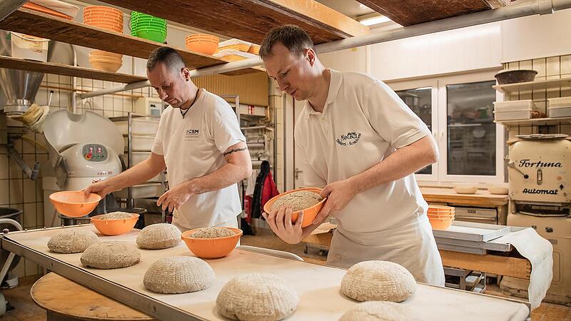 Auf die Handwerkskunst von Marius (rechts) und Morris Motsch muss die Kundschaft k&uuml;nftig verzichten.