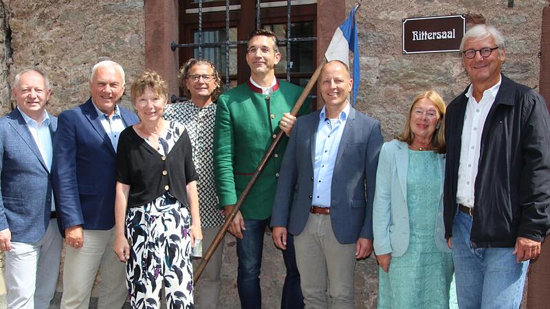 Der bisherige Vorstand der Freunde der Trimburg hat sich bewährt und wurde einstimmig wiedergewählt (von links) Thomas Bold, Bernd Strauß, Bärbel Sauskojus, Matthias Schiebl, Micha Strauß, Johannes Krumm sowie die beiden neuen Mitglieder Petra von...
