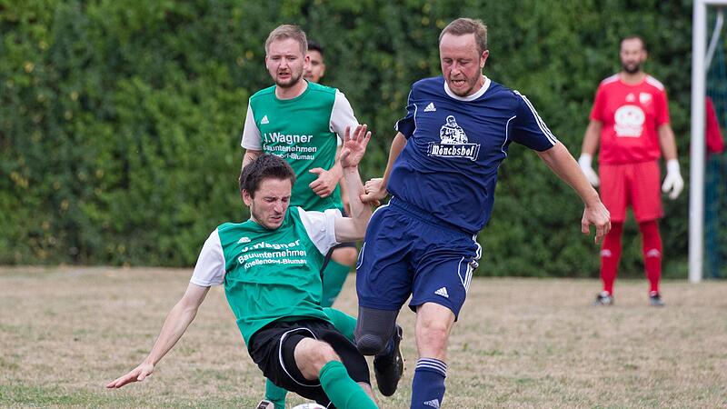 Alexander Mertel (blaues Trikot) brachte die SG Ziegelerden im Spitzenspiel gegen die SG Rothenkirchen in Front. Philipp Geiger und die SG Friesen III mussten sich gegen die SG Schm&ouml;lz mit einem Remis begn&uuml;gen.