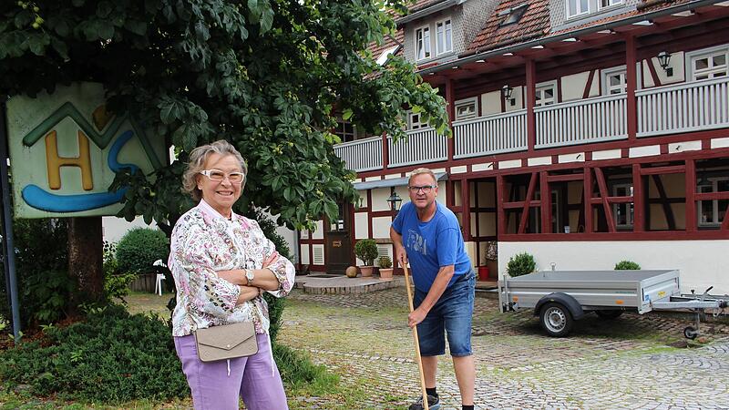 Edeltraud Mager und Ergotherapeut John Collins vor dem „Haus mit Sinn“ in Wildflecken.