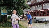Edeltraud Mager und Ergotherapeut John Collins vor dem „Haus mit Sinn“ in Wildflecken.