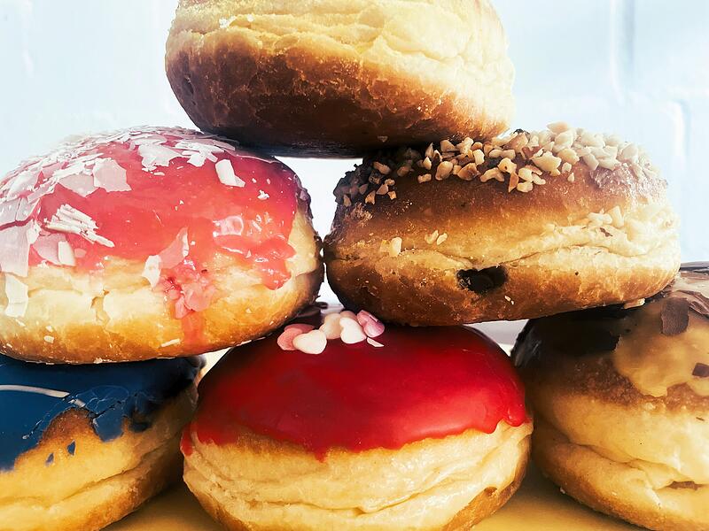 Mit Blaubeere, Nougatf&uuml;llung oder Limoncellogeschmack: Bei B&auml;ckereien im Landkreis Erlangen-H&ouml;chstadt gibt es auch dieses Jahr wieder viele ausgefallene Krapfensorten.