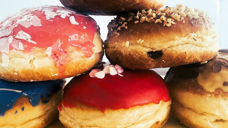 Mit Blaubeere, Nougatf&uuml;llung oder Limoncellogeschmack: Bei B&auml;ckereien im Landkreis Erlangen-H&ouml;chstadt gibt es auch dieses Jahr wieder viele ausgefallene Krapfensorten.