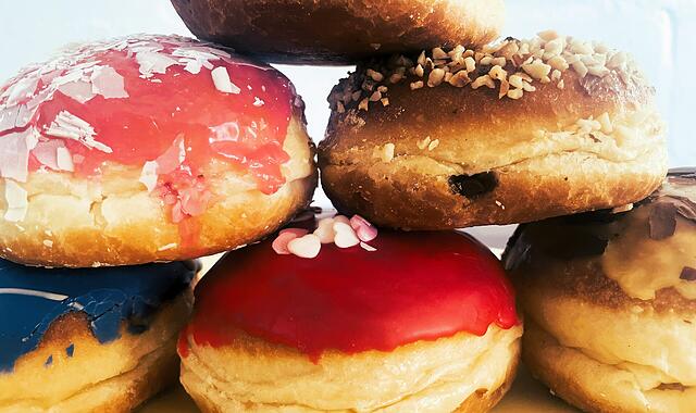 Krapfen aus ERH Mit Blaubeere, Nougatfüllung oder Limoncellogeschmack: Bei Bäckereien im Landkreis Erlangen-Höchstadt gibt es auch dieses Jahr wieder viele ausgefallene Krapfensorten.